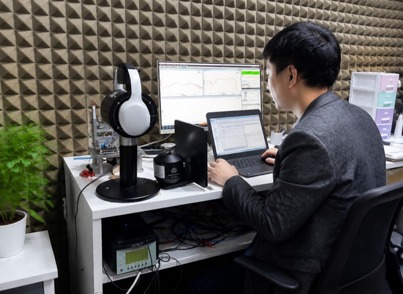 AP2722 Audio Analyzer running a frequency response sweep